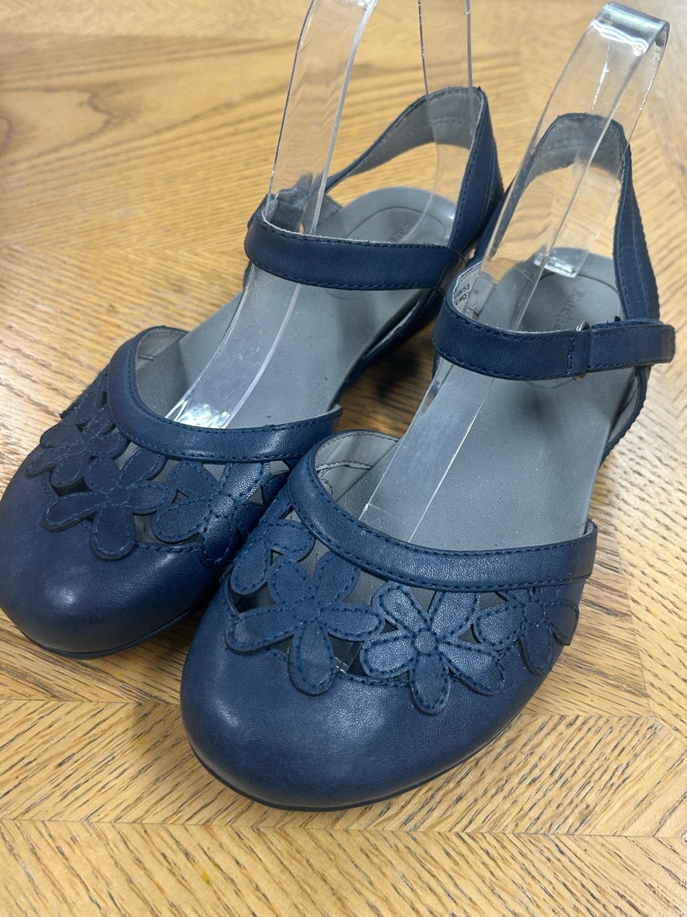 Bear Traps Mary Jane Blue Flat Shoes. Size 8